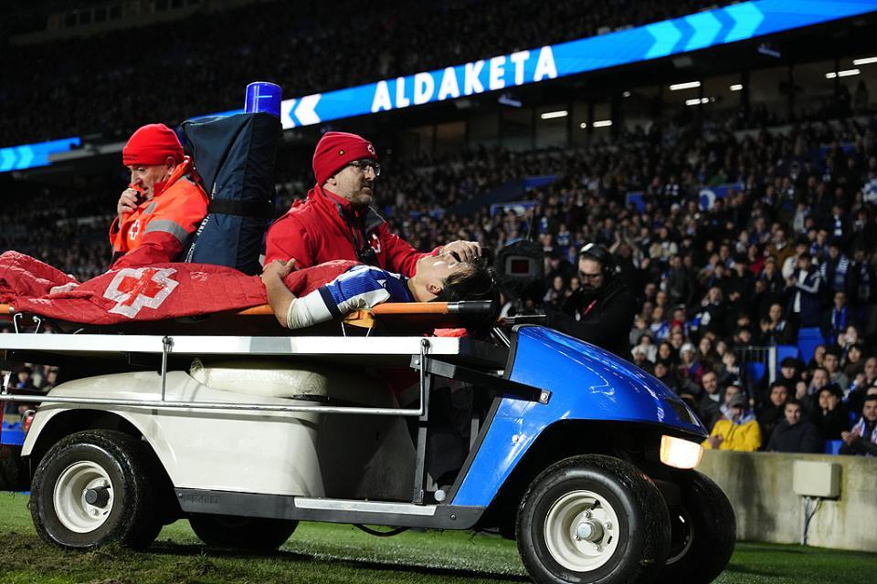 世界杯成疑！日本又折损大将3000万红星无对抗重伤被医疗车拉走