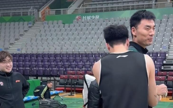 备战辽宁太暖心！张镇麟与继伟打闹+拥抱杨鸣！弗格搂住好兄弟！