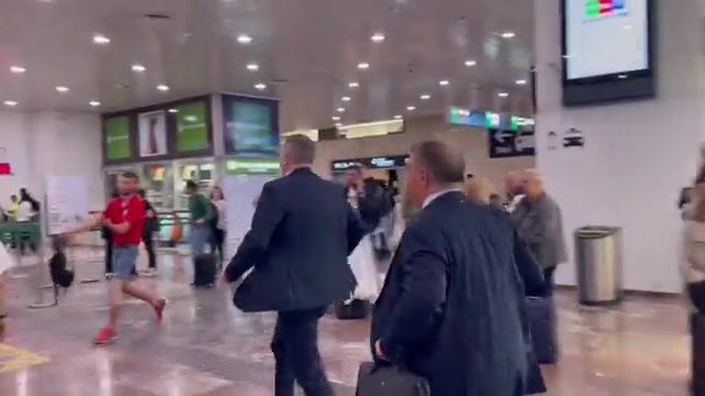 不容易！拉波尔塔跑着赶火车，准备前往马德里参加西甲大会