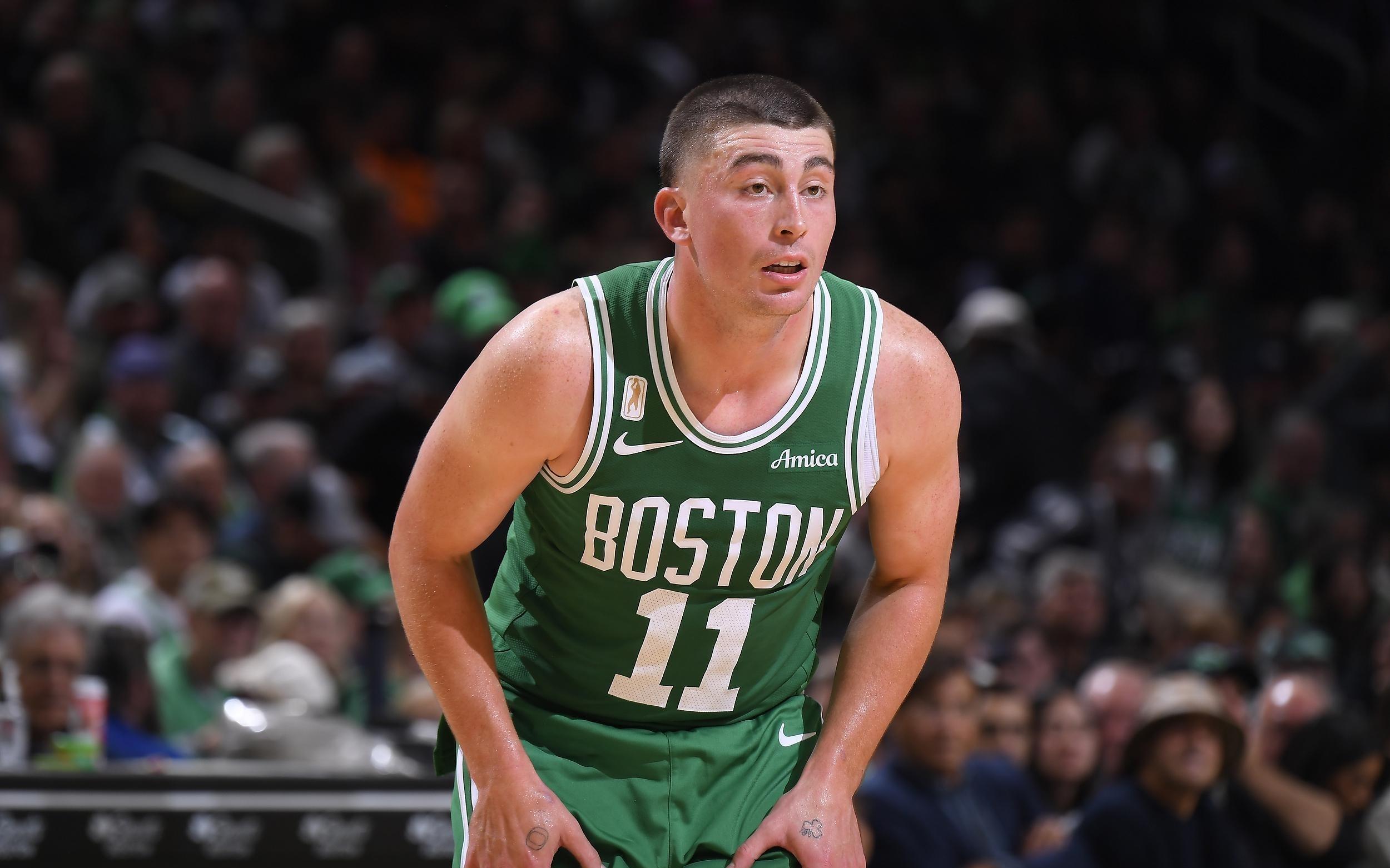 凯尔特人队内半场三人得分上双,球队暂时落后活塞2分