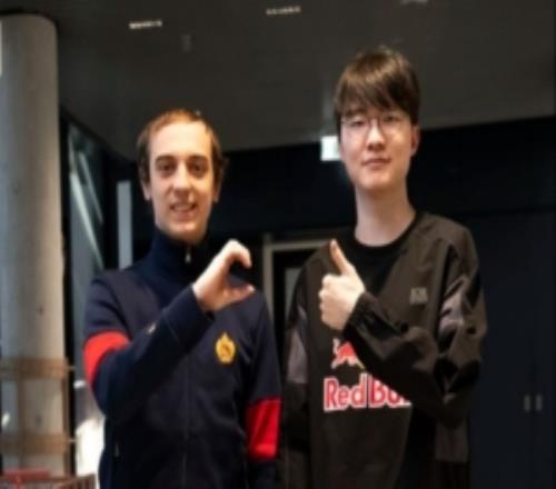 G2分享Caps、Faker合照：再次拒绝比心