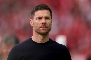 管泽元看皇马官宣阿隆索下课：龙哥祝好，你永远是皇马的传奇球员