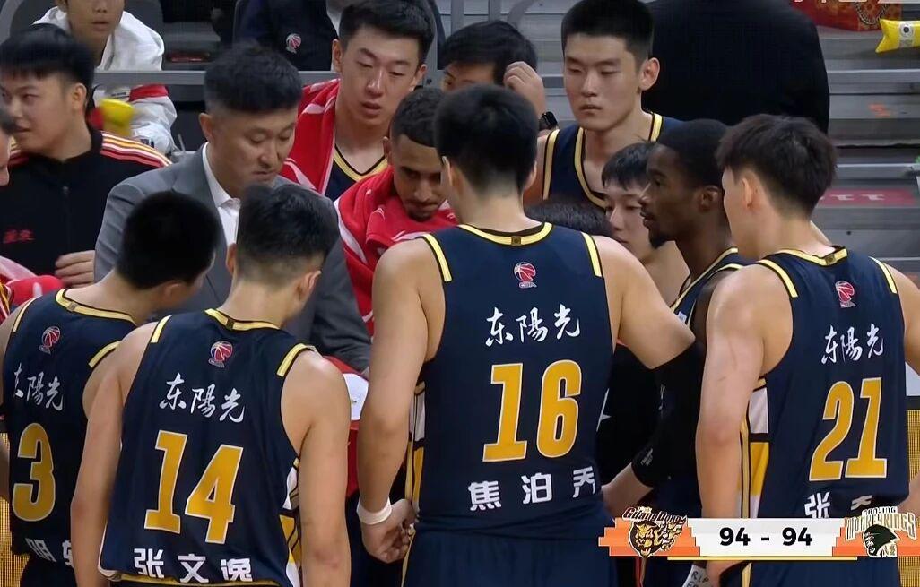 广东男篮三隐患明显，浙江官宣程帅澎伤停45天，新疆新外援到位