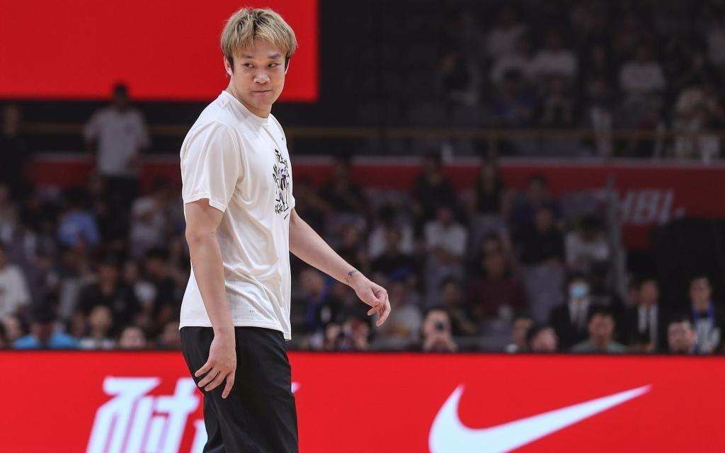 体坛联播十人曼联战平伯恩茅斯，丁彦