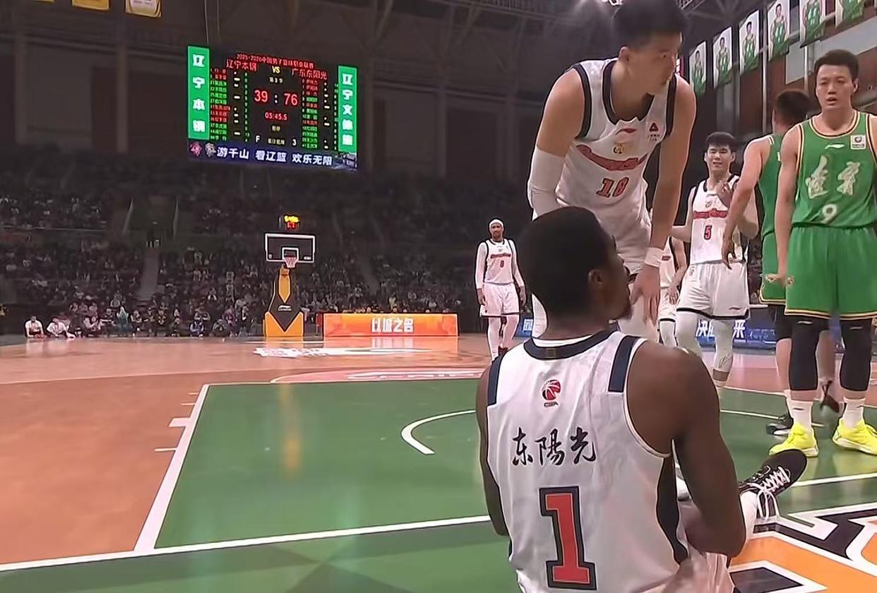 打爆曾凡博+碾压北京！广东“冠军锋线”打成大腿，杜锋赌对了！