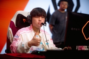 现在LPL的顶流选手Bin哥赛后更博仅5分钟粉丝评论接近700条