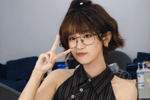 夏安晒照：今天是短发小卷毛学姐 妆发老师们伟大！很喜欢捏嘿嘿