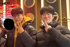 只剩官宣韩网友分享与Zeus、Gumayusi两人合影：一人比二一人比三