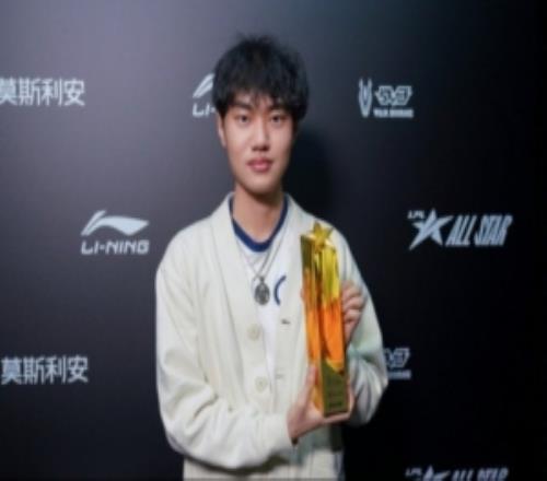 Tian说要叠踢踏舞“你兵都不让”左手回复Tian：我要吸血啊兄弟