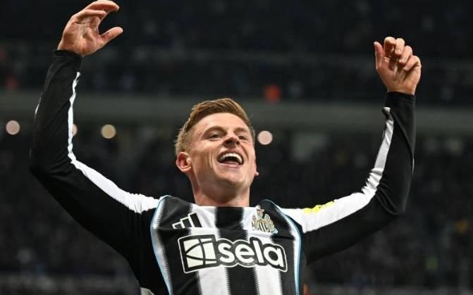 英超对曼城梅开二度，哈维巴恩斯成03