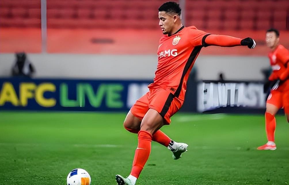 他18岁就在申花踢上绝对主力，如今成中超顶流中卫，将续约留队