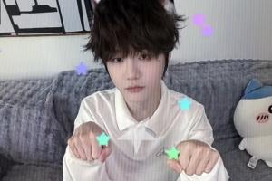 和小虎手势舞一桌Crisp小红书更新动态猫耳滤镜拉满卖萌