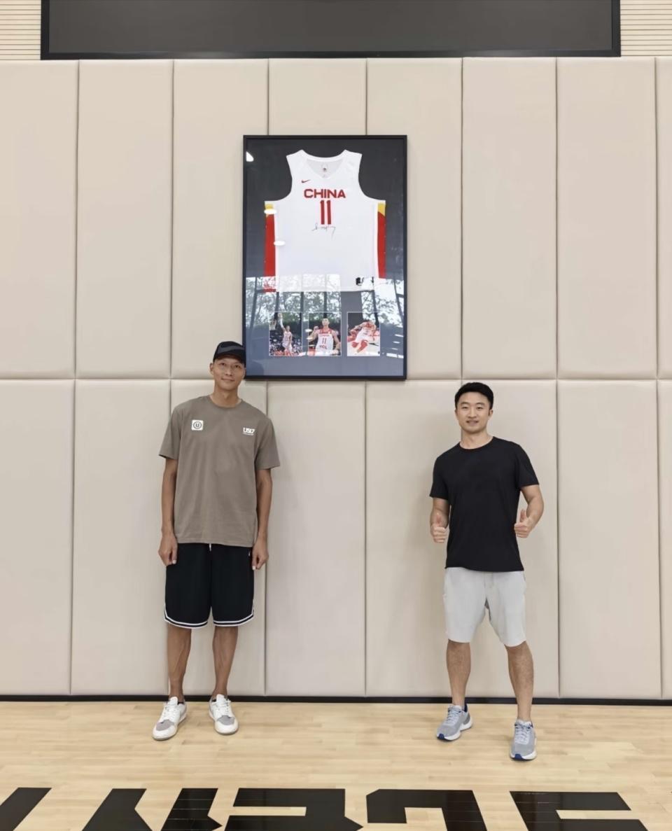 争议!易建联与中国男篮11号球衣合影,被赞人品好,仍受风波影响
