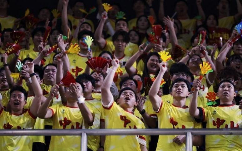 游客幸运中签粤BA揭幕战，感受广东篮