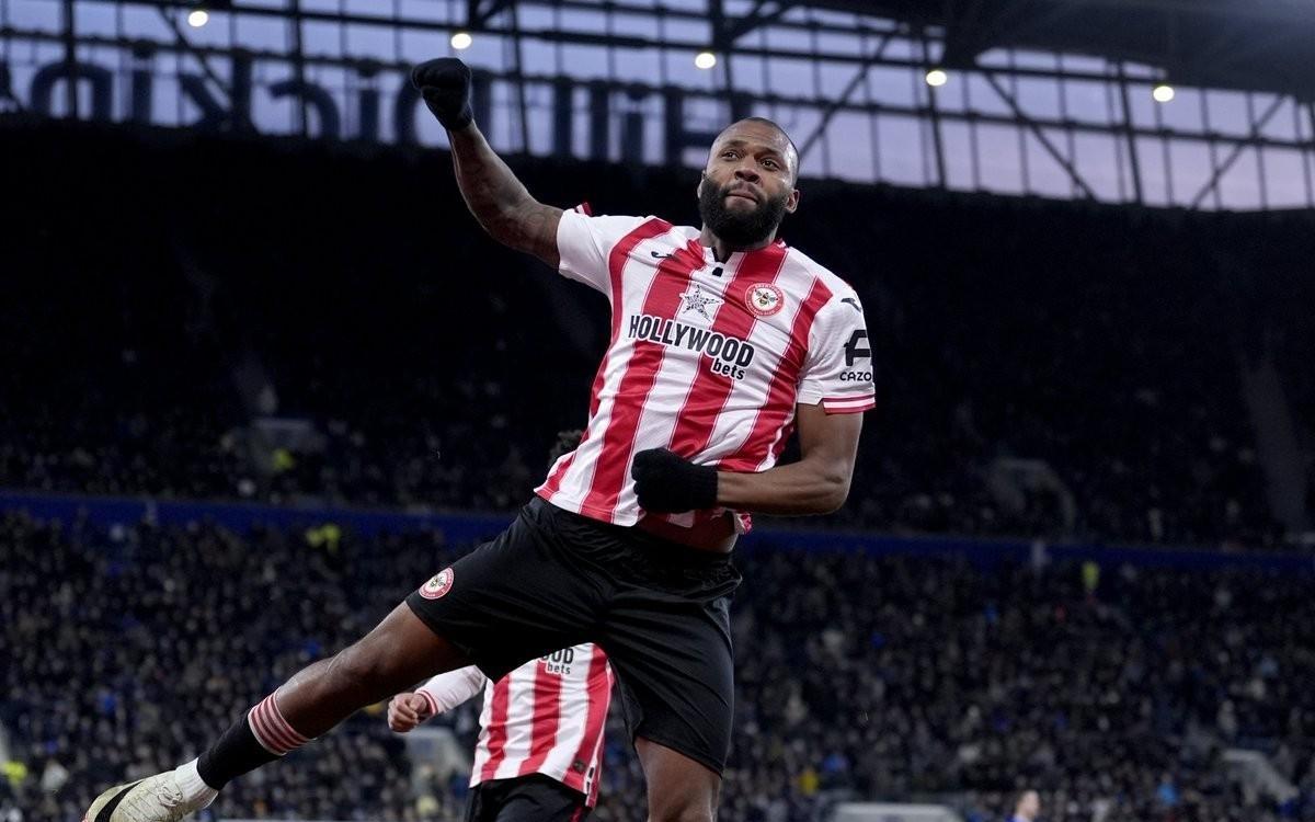 英超赛场戴帽，小蜜蜂前锋伊戈尔成巴西球员第七人