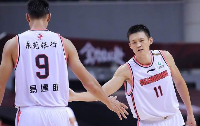 战友情！周鹏直播谈起易建联：大哥永远是大哥，私下都有沟通联系