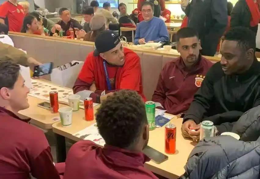 罕见！赛后：前申花外援成功打入海港内部：其乐融融，相谈甚欢