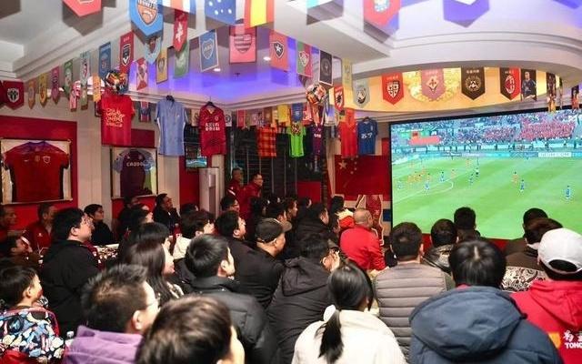 重庆铜梁龙中超首秀球迷：“升班马”