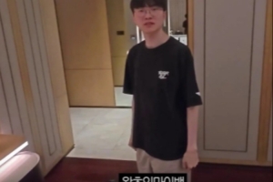 来成都两天，Faker的行李箱：两大本厚厚的书