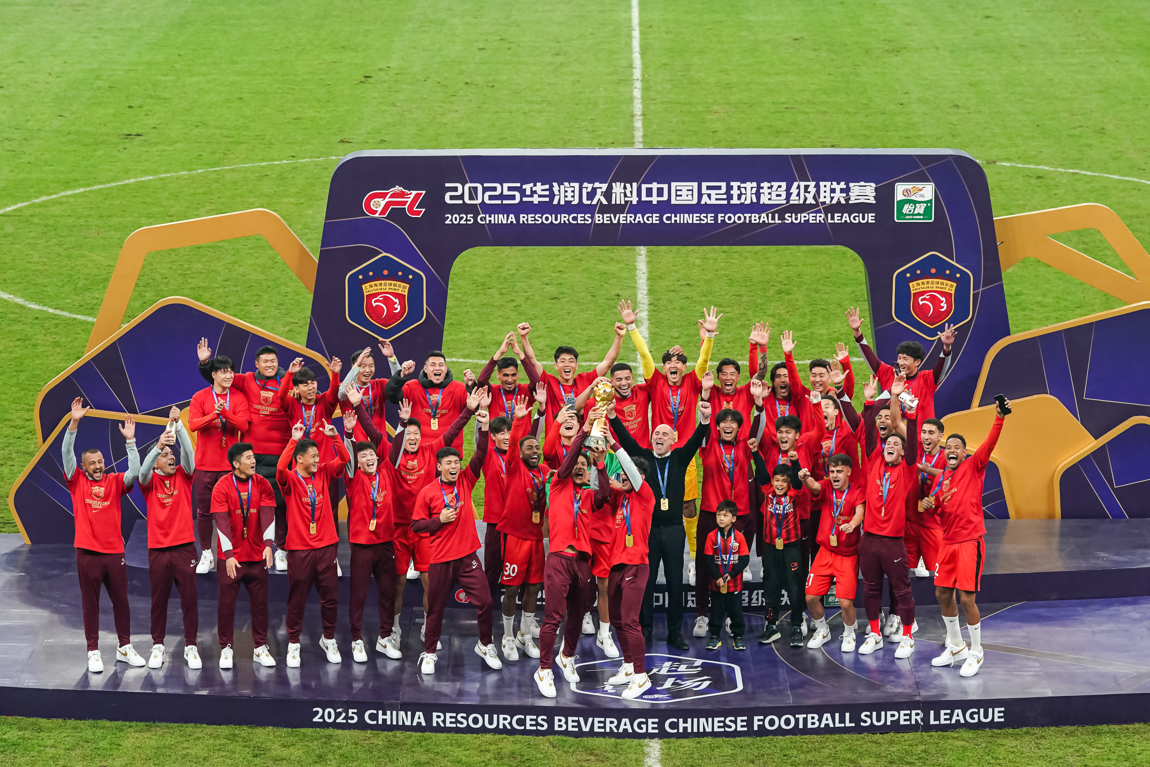 向上海滩老二致敬，是申花让转型中的上海海港蝉联冠军