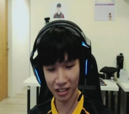 导播给到越南队伍MVKE训练室镜头MVKE将Faker的照片贴在墙上