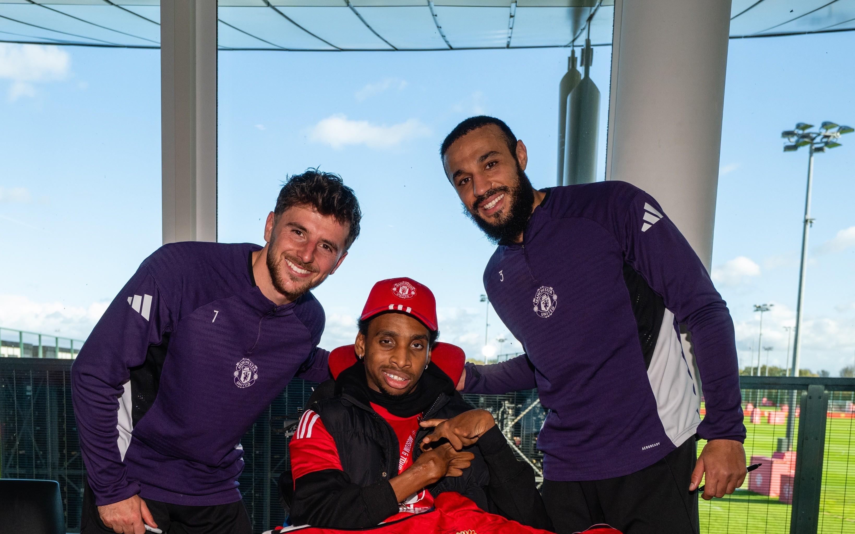 一些重病曼联球迷被邀请到卡灵顿与