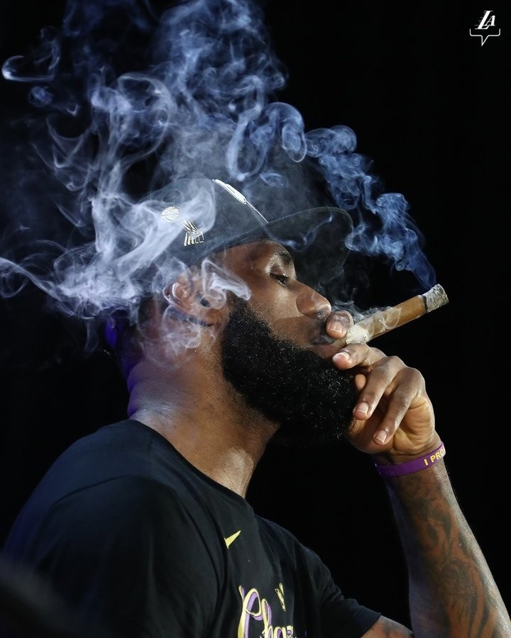 詹姆斯聊2020年湖人总冠军：我们更团结！我获得了第四冠！