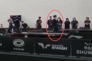 WTT新加坡现场视频：Theshy在场馆内挥拍打乒乓热身