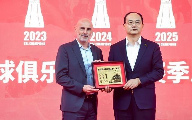 中超三连冠四星耀申城，上海海港足球