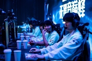 BLG战胜FPX取得10胜3负暂列第二 将与iG进行收官战决定第二名归属