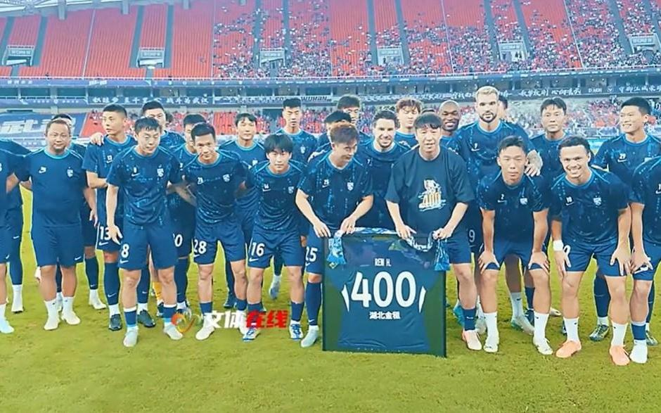 任航收获联赛400场纪念球衣：希望中
