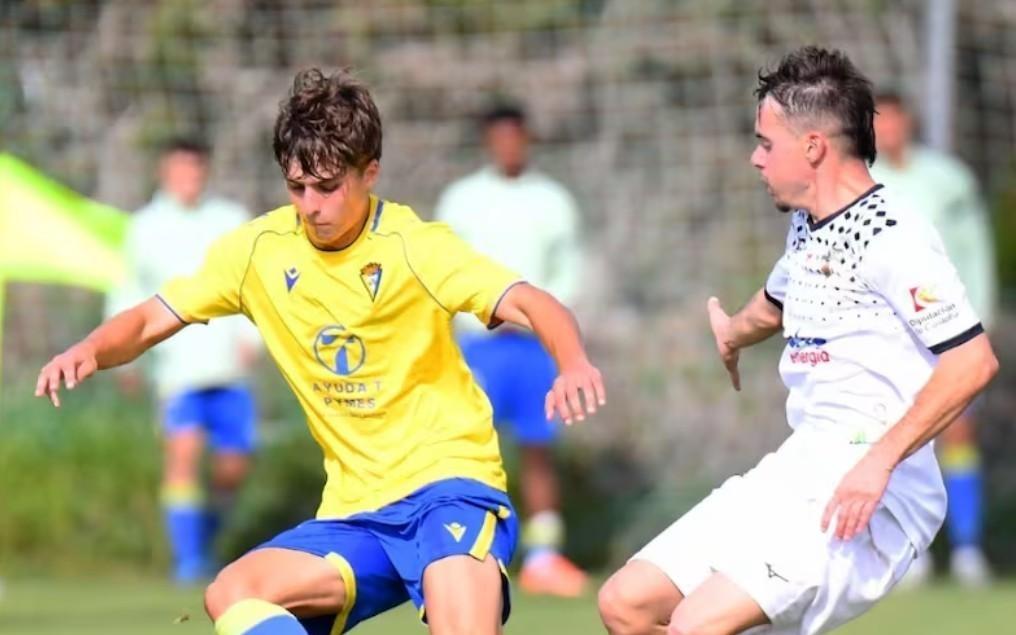 阿斯：皇马签下西班牙U18国脚、加的斯17岁右后卫吉列冈萨雷斯