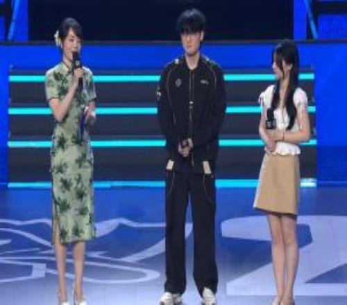 这才是闯中职业态度！Viper全程中文接受余霜采访翻译没事干