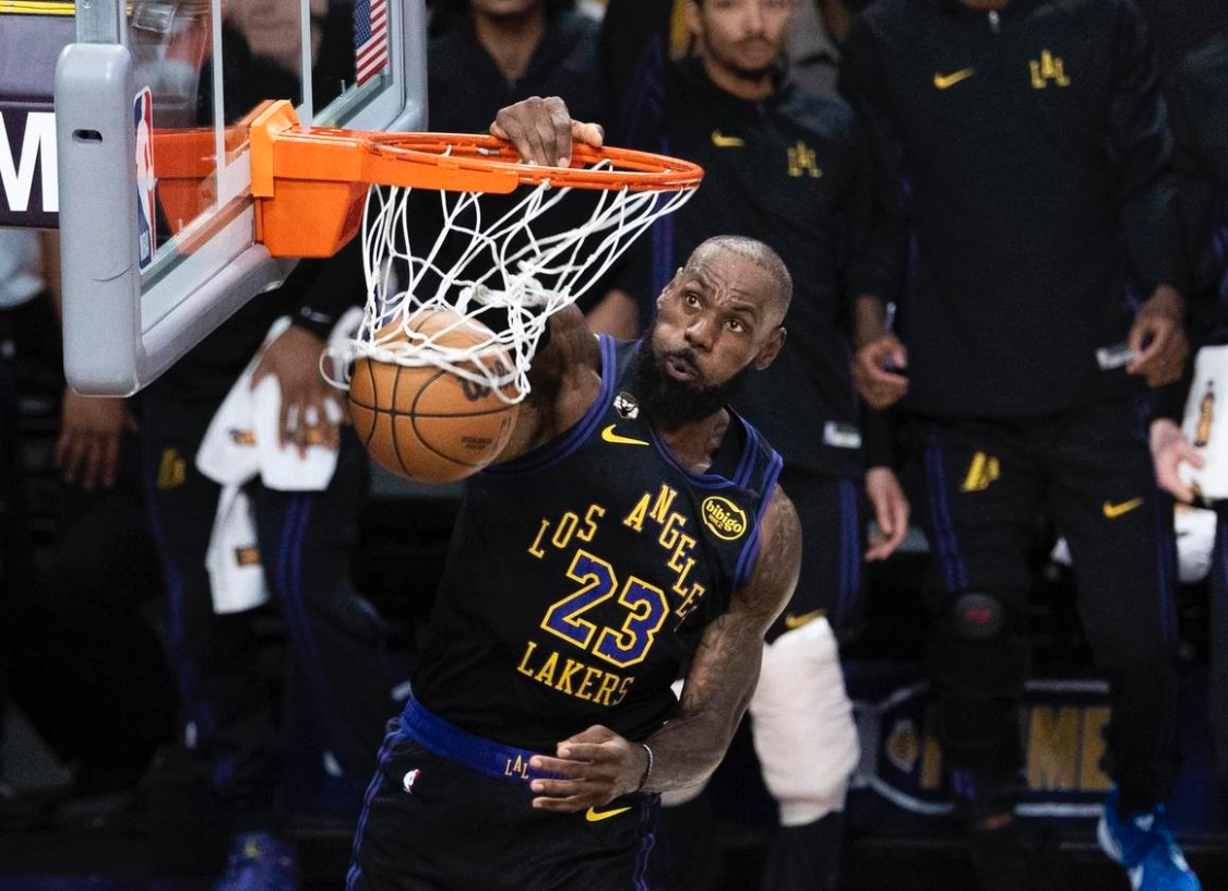 詹姆斯距离43000分只差25分！还有一