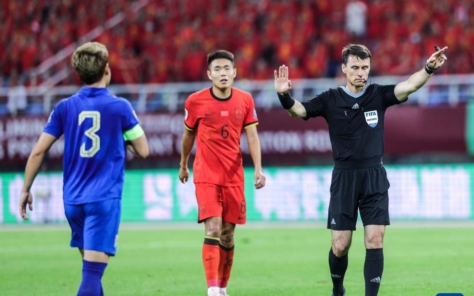 中超本轮三场争冠对决成为绝对焦点，泰山VS海港启用外籍主裁