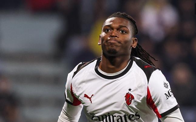 连续被保级队阻击！AC米兰11绝平佛罗伦萨，国际米兰笑纳大礼