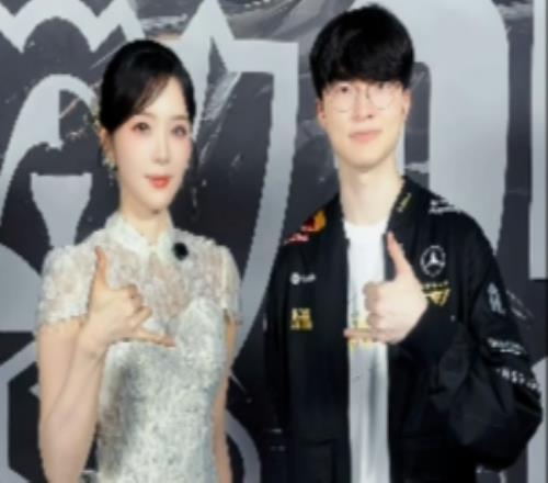 余霜分享与Faker的合照：第六冠！FAKER！三连冠成就达成！