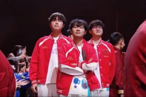 AL对阵BLG登场仪式：双方队员身披红色战袍为观众派发红包