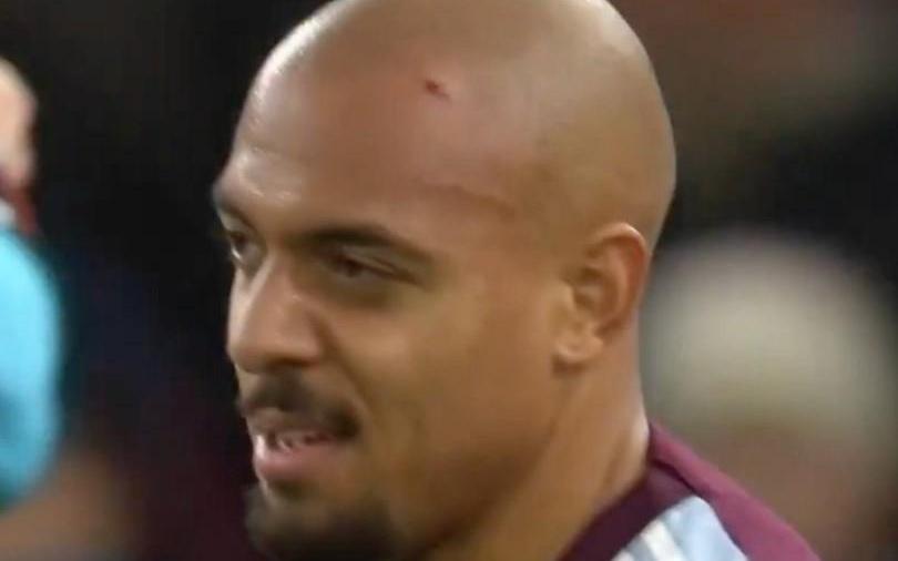 进球后在客队看台前庆祝，马伦的头部