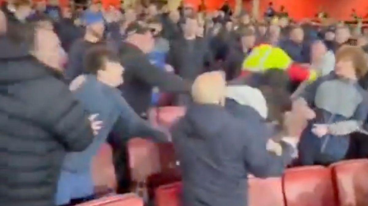 球场暴力！埃弗顿球星怒斥自家球迷：在