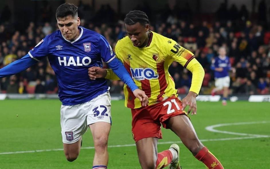 记者：多家俱乐部关注曼城外租后卫姆