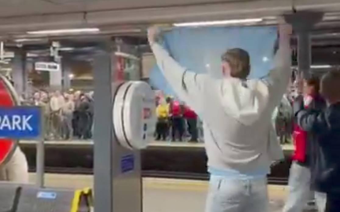 曼城球迷在地铁站对阿森纳球迷高唱