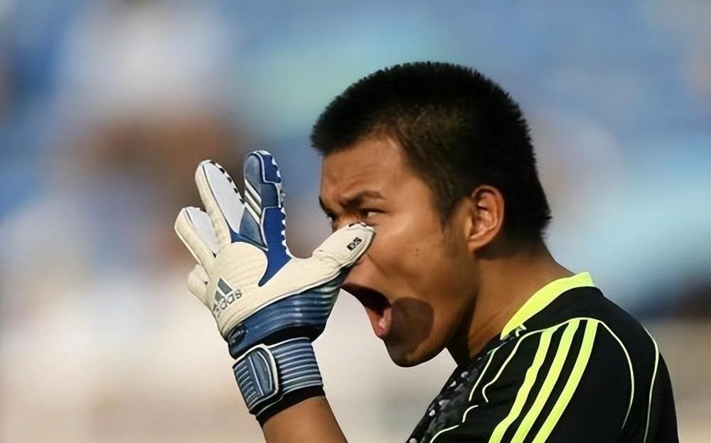 曾是申花名宿，娶空姐娇妻，人到中年加