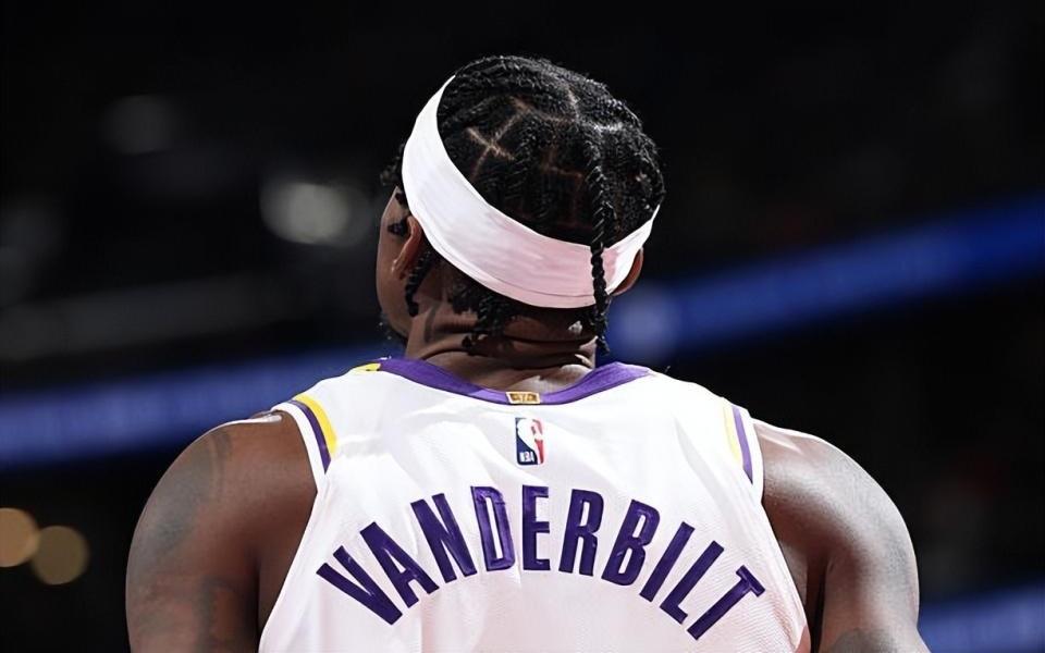 作用相当突出，湖人对于锋线大闸的使用还是应该更加坚决一些