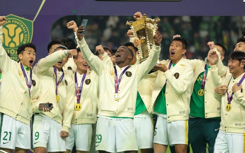 发飙是大赢家！王刚情商引热议塞帅坐