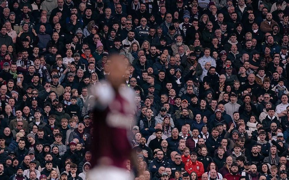 维拉主场唱欧冠chant嘲讽枪手球迷