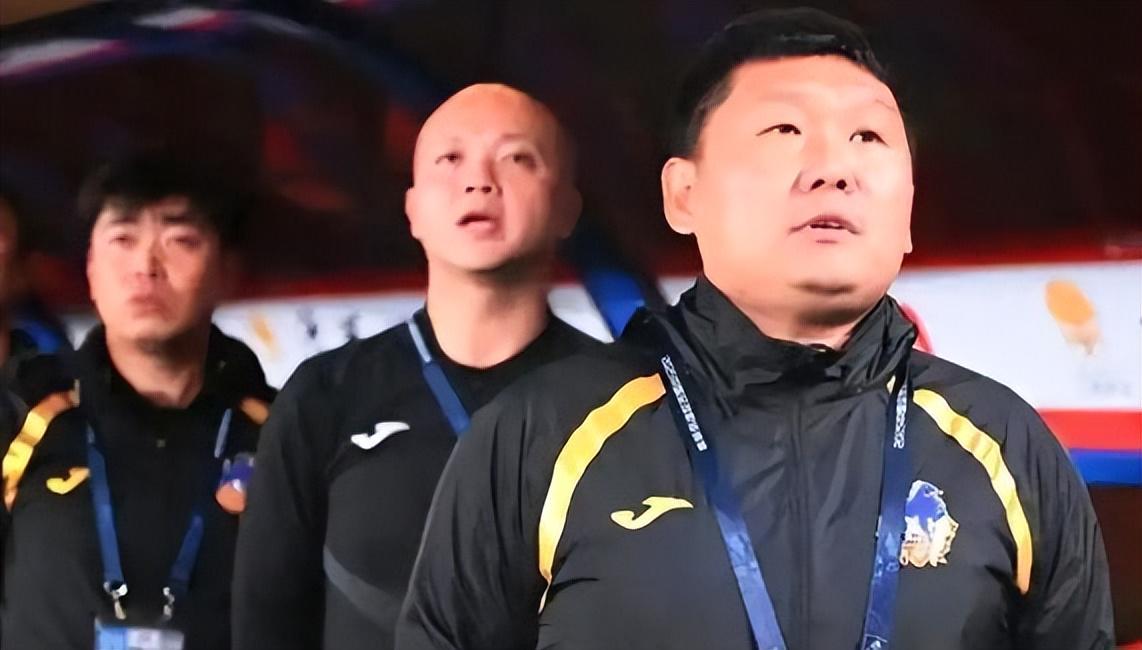 刘建业刚出任重庆铜梁龙主帅，黄希扬