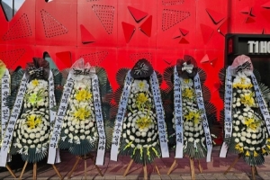 T1粉丝送花圈：目标不是冠军的选手请出去 无能的教练辞职！