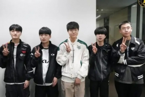 BFX分享季前赛下路队合照：下路王子