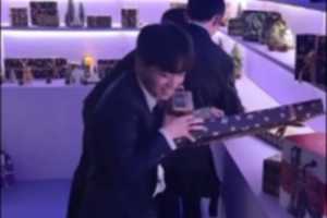 很快地扫荡~T1分享中野辅三人光顾LCK准备的礼物屋